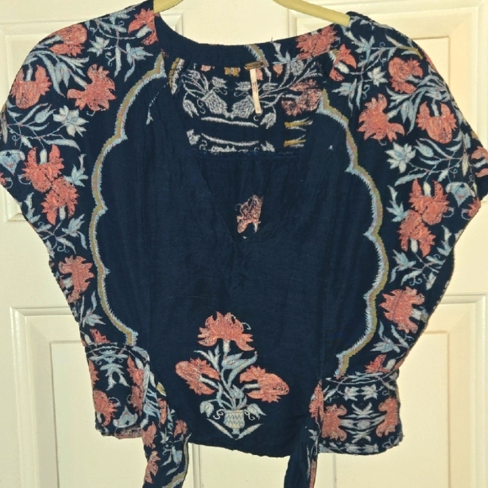 FREE people Elegant Floral Embroidered Blouse - Black and Pink💙